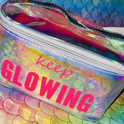 ⚪️💕⚪️💕✨CLEAR HOLOGRAPHIC LOOK “KEEP GLOWING”PINK💕💕GRAPHICS ZIP UP W: HANDLE MAKEUP💄CASE🎀(NEW)