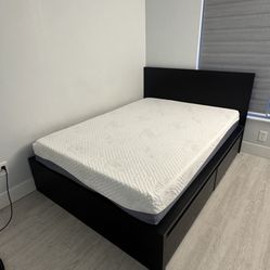Full size memory foam mattress like new 