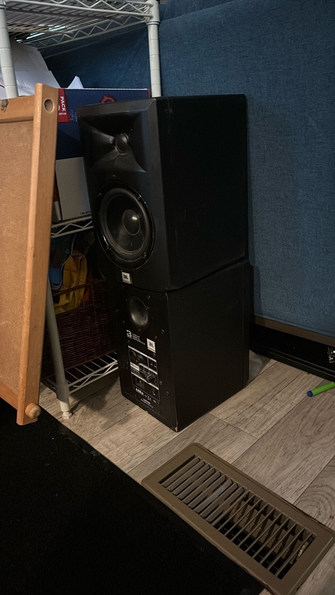 JBL speakers (one Not Working)