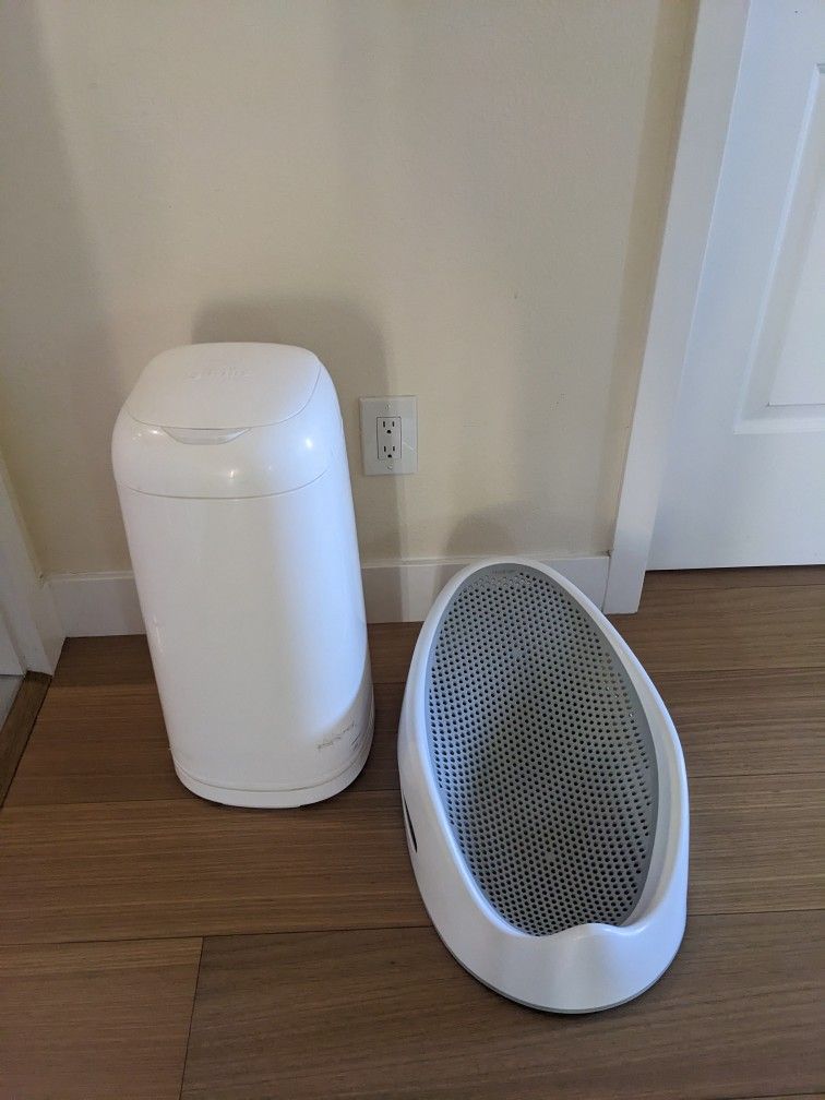 Diaper Genie With Free Baby Bath