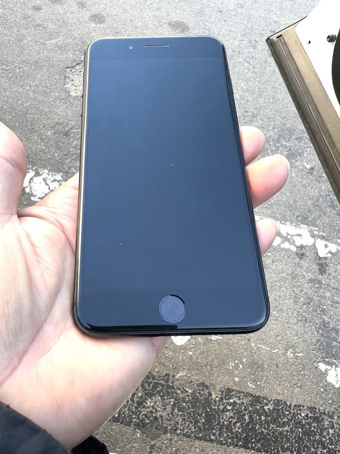 Awesome T-Mobile Or Metro PCS Apple iPhone 8 Plus 64G in Black.