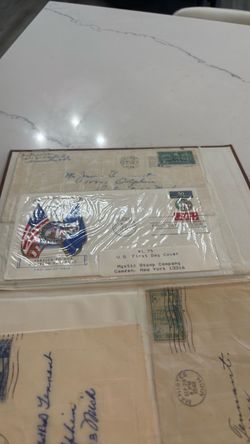 Over 530 mix vintage estate sale Usa an international stamp, very rare and unusual in very reasonable price all come with the organizer albums