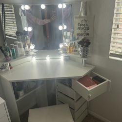 Vanity "White" With Working Lights  Chair included 