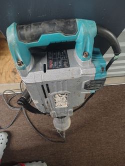 Makita HM1304B 35-pound corded electric demolition hammer