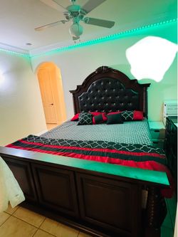 🔥 Old School Texas King Bed Frame + Mattress – Solid Wood – Excellent Condition