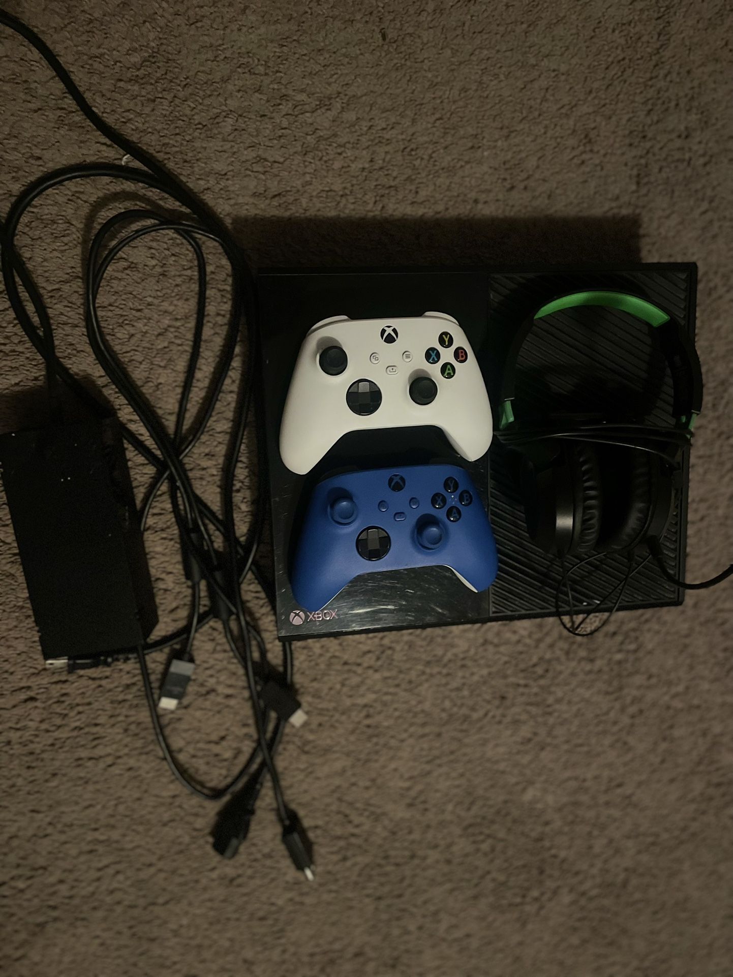 Xbox One Console Bundle – 2 Controllers + Headset + HDMI