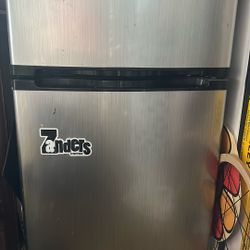 insignia mini fridge 