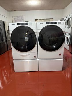 Set of washer machine Whirlpool and gas dryer. In perfect conditions and works perfectly. Washer machine capacity of 4.5 and dryer capacity 7.4. Deliv