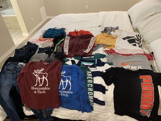 Ropa de nińo, tenis y cama