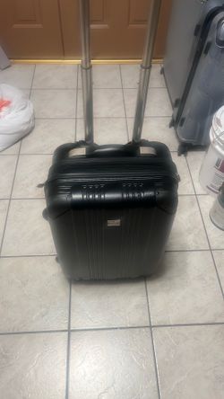 22 inches carry on Ricardo luggage