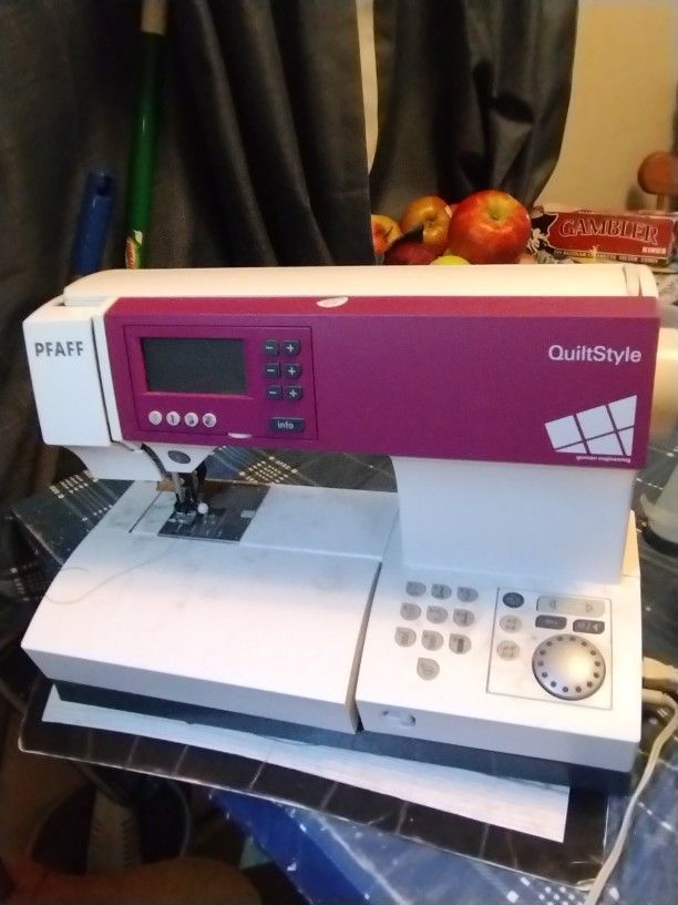 PFAFF QuiltStyle 2042 Sewing Machine
