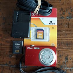 Nikon COOLPIX S203 10 MP Digital Camera Red W Battery, Charger & new SD Card