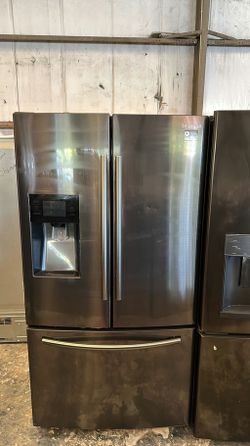 Samsung Fridge with Ice Maker and Water Dispenser