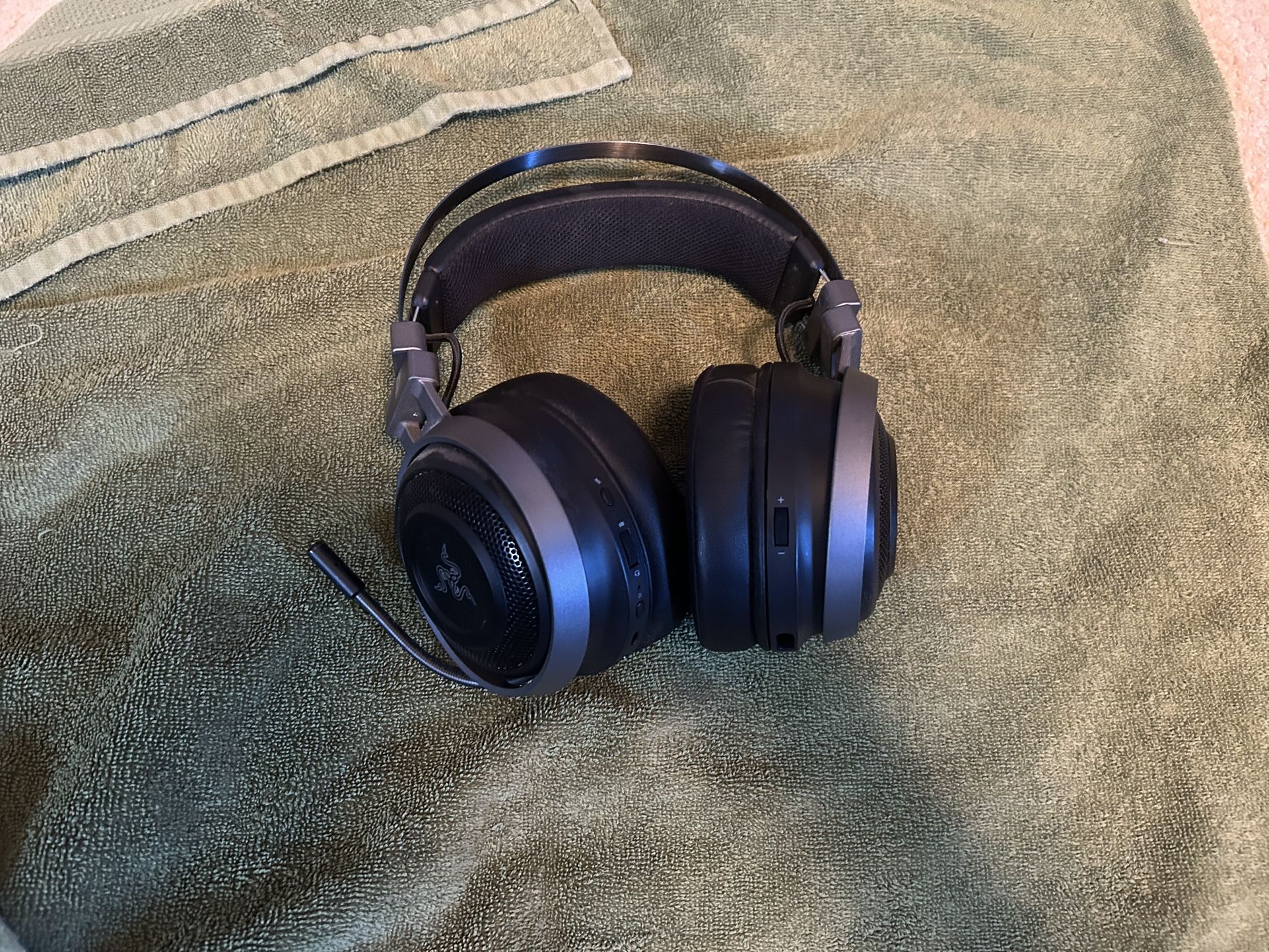 🎧 Razer Nari Essential Wireless Gaming Headset – 7.1 Surround Sound – Works Great