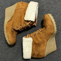 Tan and cream suede ankle boots with faux fur lining and wedge heel #winterboots