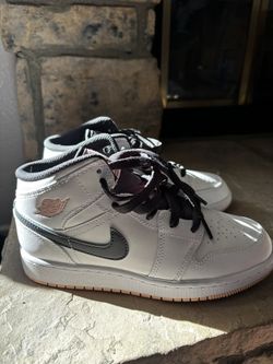 Air Jordan 1 Mid GS white artic orange