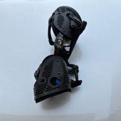 RIGHT LIGHT BRACE BONE TO BONE KNEE SEPERATOR