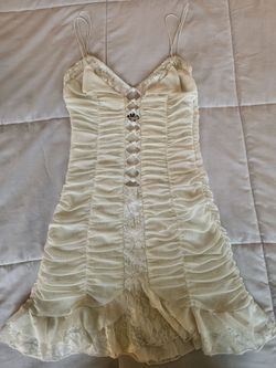 https://offerup.com/redirect/?o=SS5BTQ==.GIA White Dress Size S