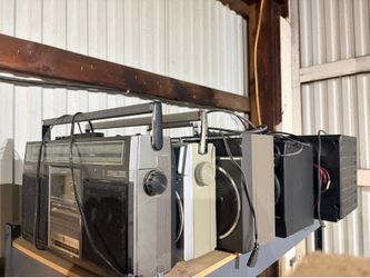 Oldschool radio boom boxes