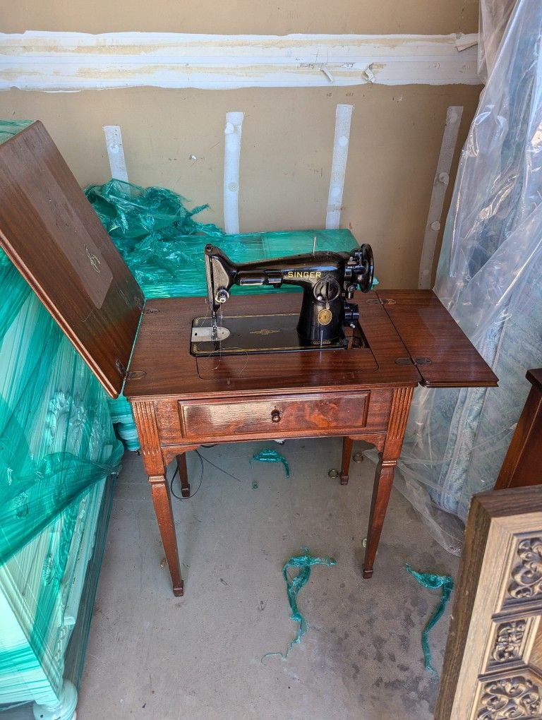 Vintage Singer Sewing Machine Table, Beautiful, Clean, Rare for