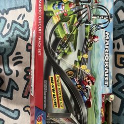 Hot Wheels Mario Kart Mario Circuit Track Set Includes Mario & Yoshi
