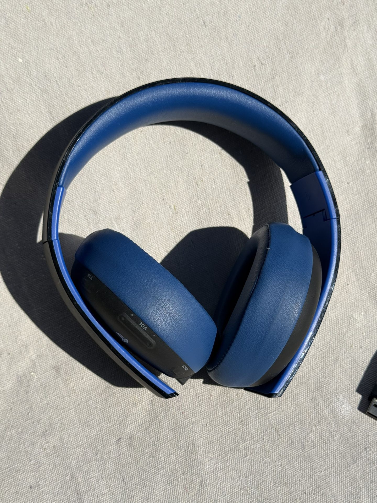 PlayStation Gold Wireless Headset (PS4) – Great Sound & Comfort