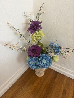 Large Vase w/silk flowers arrangement.
