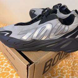 Adidas Yeezy 700