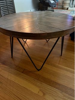 Like New, Beautiful Solid Wood Coffee Table with metal legs