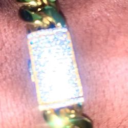  Moissanite Gold Cuban Bracelet 
DM ME IF INTERESTED