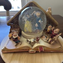 HALLMARK Snow White Snow Globe
