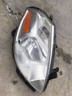 Right side (passenger)Headlight Nissan Versa.