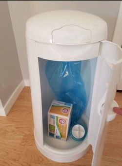 Brand New Munchkin Arm And Hammer Diaper Pail