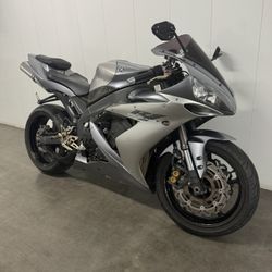2004 Yamaha R1 Sportbike 