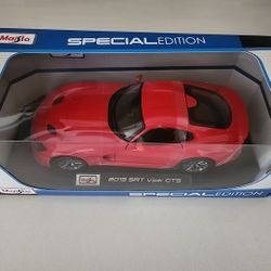 Maisto Special Edition Red 2013 SRT Viper CTS 1:18 Scale Diecast Car