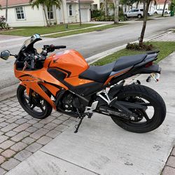 Honda CBR300R 2015 – 2,951 Miles – Clean Title