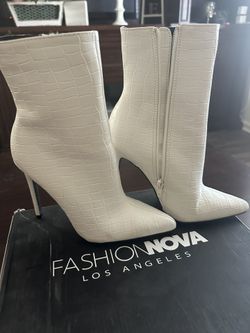 Fashion nova White Boot Heels Size 5.5