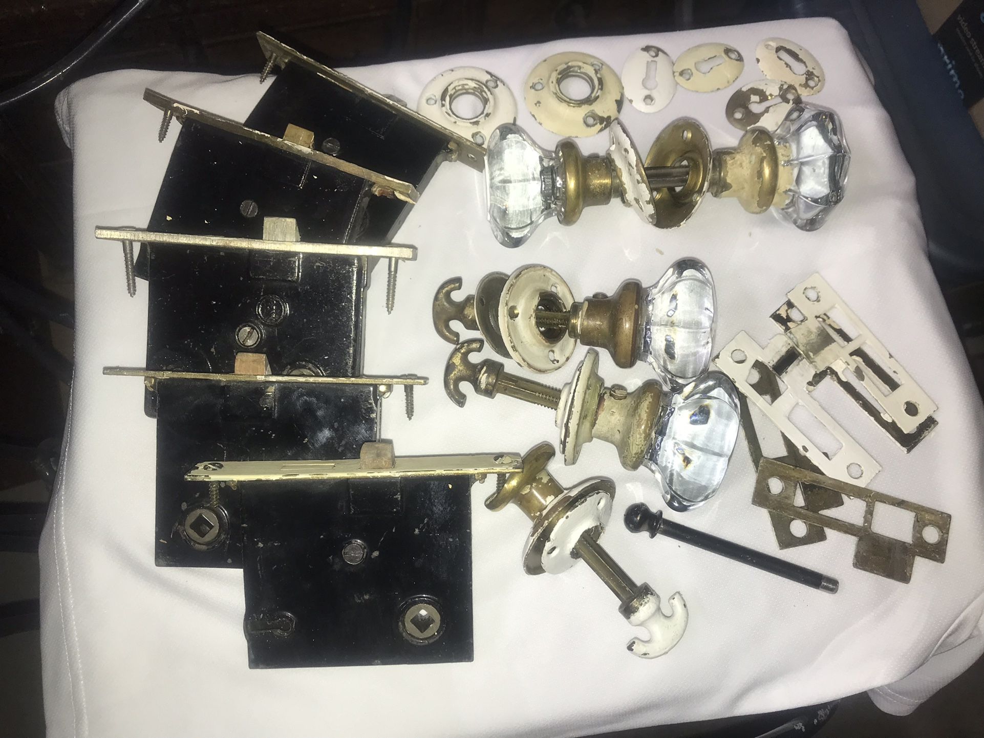 Two Pair Of Vintage Glass Door Knobs 