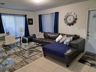 🔥 Luxury Ashley Furniture Faux-Leather Sectional🔥 Sofá seccional de lujo Ashley Furniture (piel sintética)
