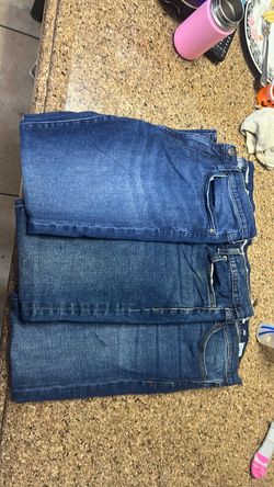 4 jeans blue Amazon essential. One khaki 32/30 and 1 short forever 21.