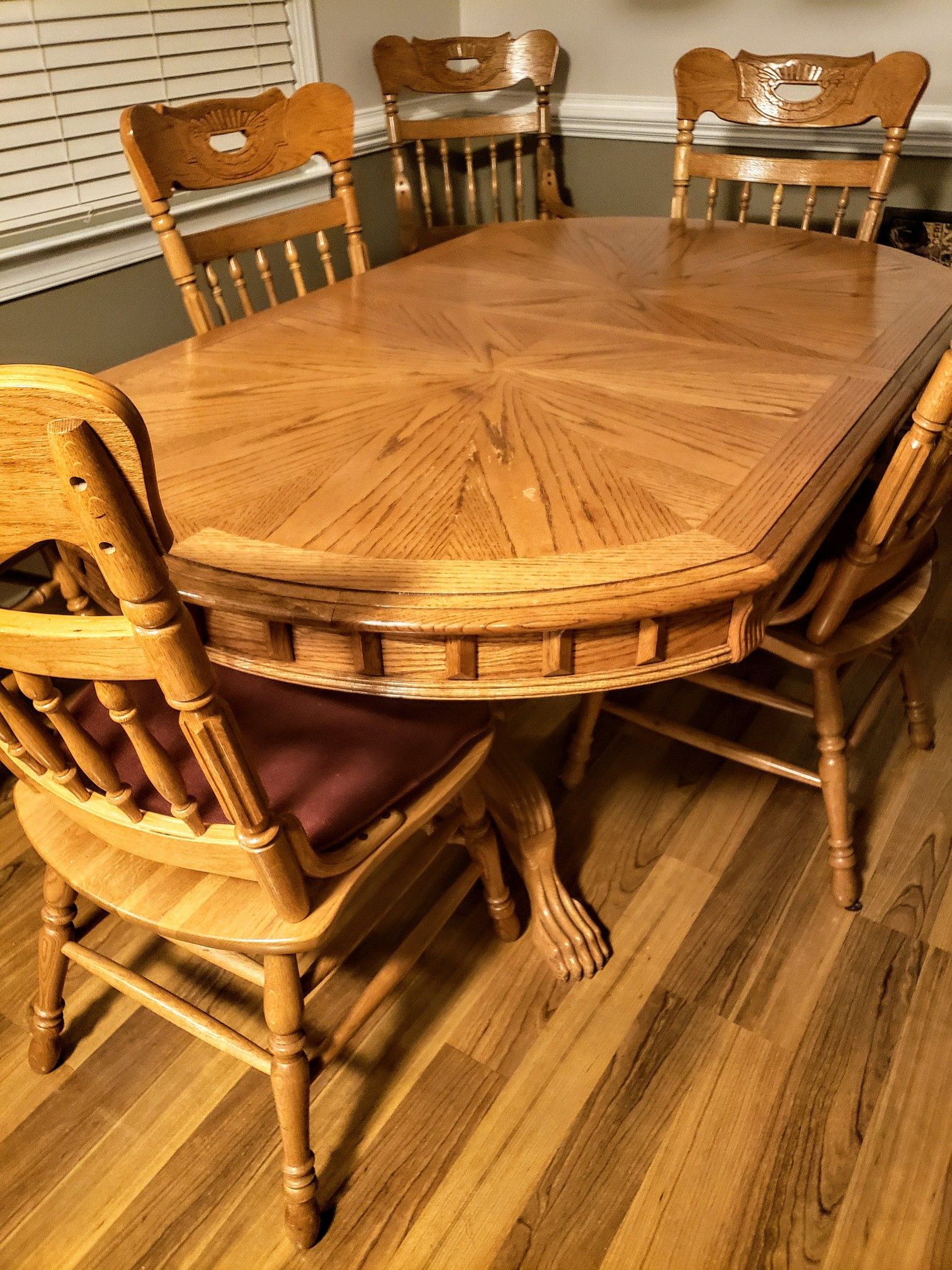 Oak farmhouse style table w/6 chairs, 2 armed chairs) and 16" leaf