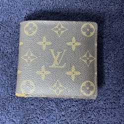 Louis Button Wallet ( Look To See Damage ) 100$ 
