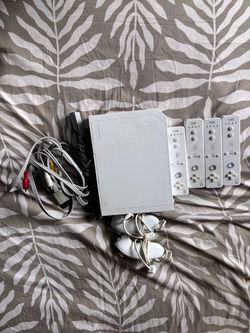 Nintendo Wii Console Bundle with Controllers