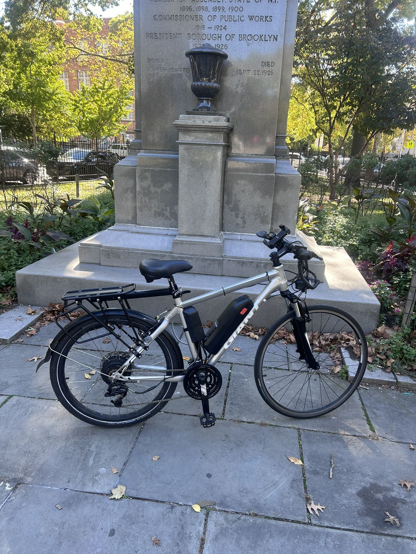 Giant electric bike with charger and key