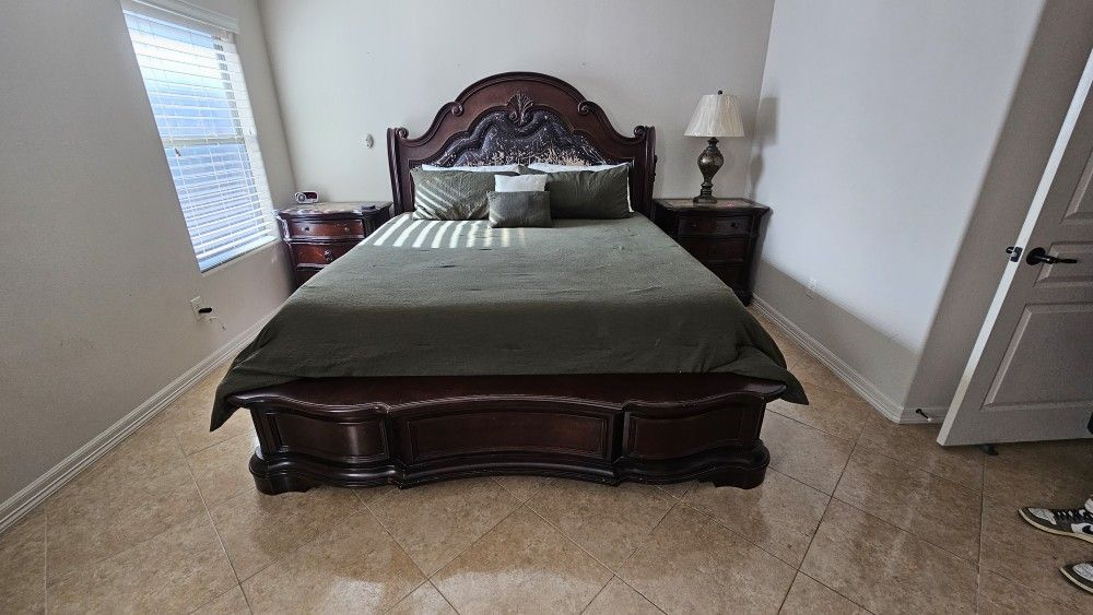 King Bed Bedroom Set (Matress Not Included)