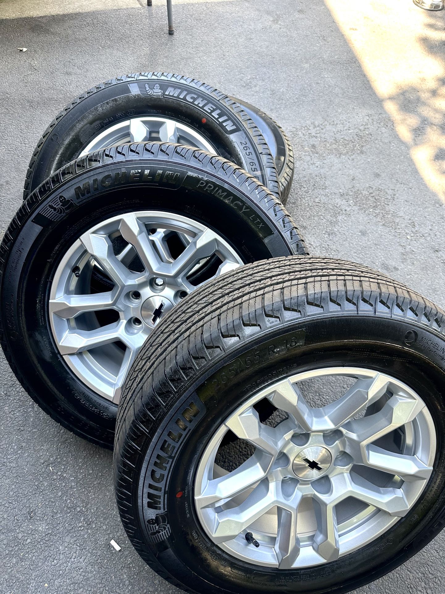 New 18" Inch Oem Chevy Silverado Tahoe Suburban Wheels Rims 6x139.7 6x5.5 Michelin 265/65/18 Hablo Español