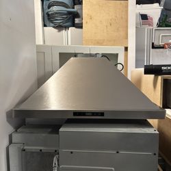 Sleek Kitchen Range Hood 