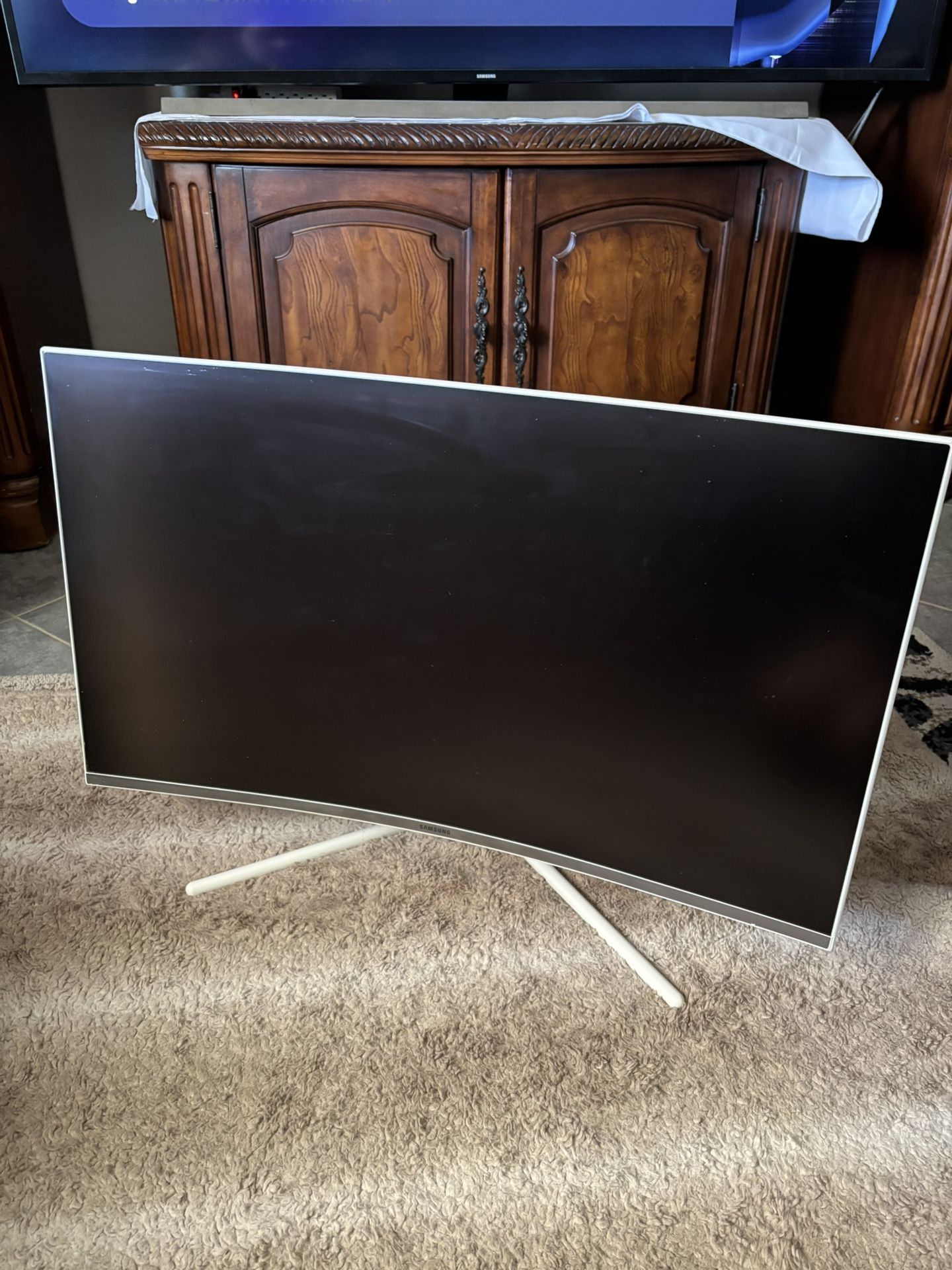 32" UHD Curved Samsung Monitor with 1-billion colors LU32R591CWNXZA