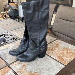 Women’s knee-high black boots with buckle