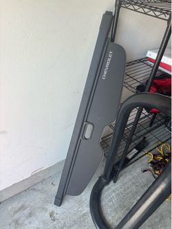 Retractable cargo cover